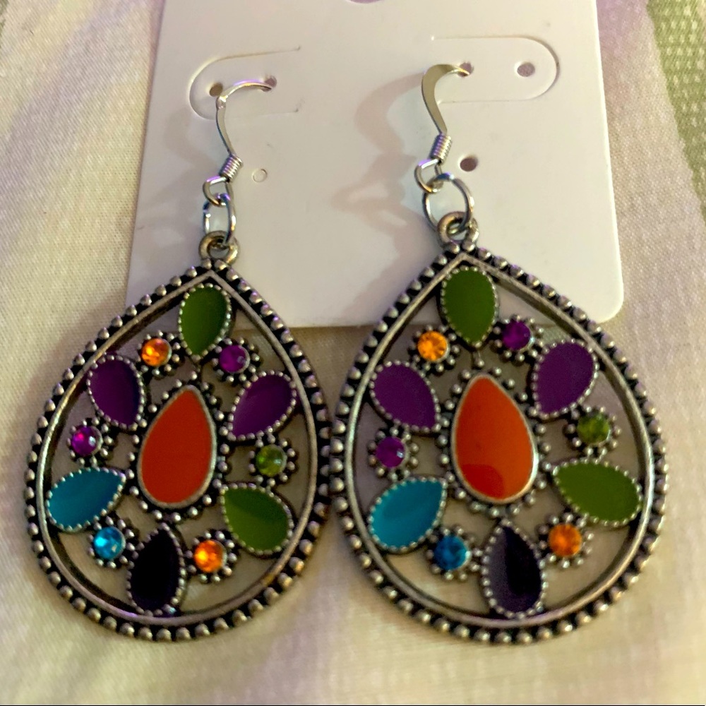 Glass, pear-shaped earrings with colorful pattern.
